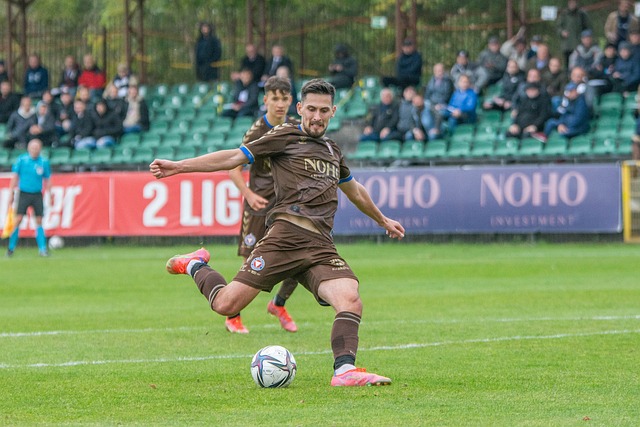 國足12強賽首輪主裁確定 韓國裁判執法中澳對決.